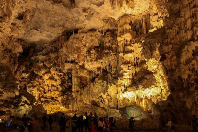 Hang Sửng Sốt