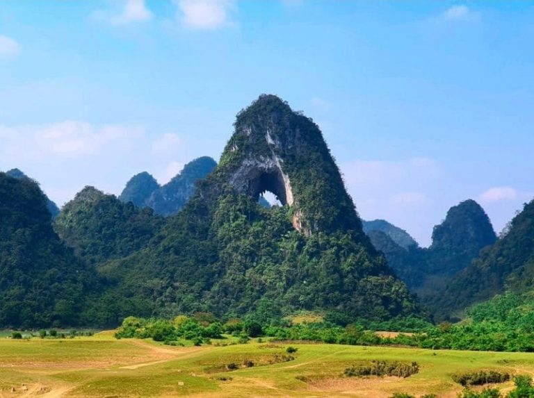 Núi Mắt Thần