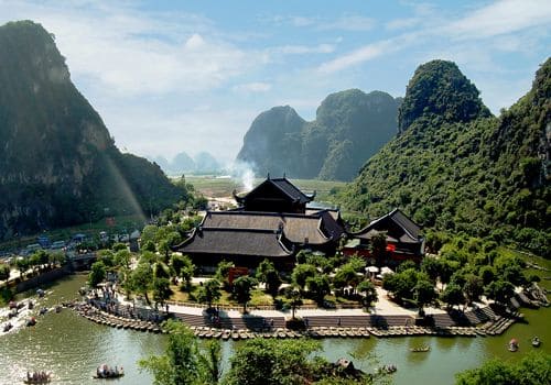 Tràng An - "Vịnh Hạ Long trên cạn"